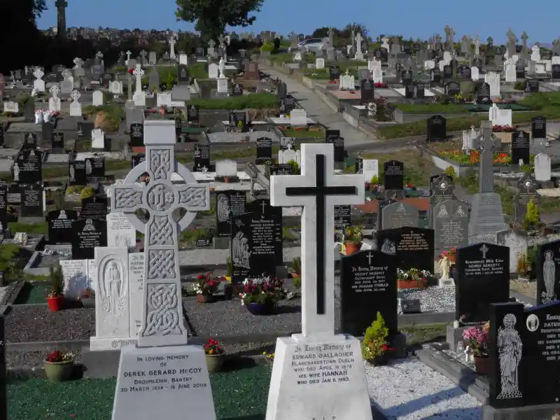 A  celtic cross and a latin cross tombs